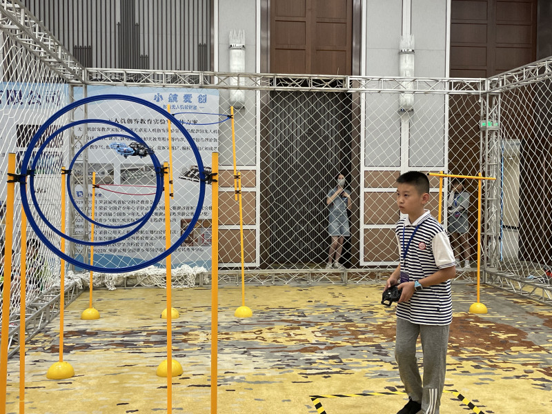 全国青少年第六届无人机大赛湖南省赛上，来自大同二小五年级的王禹程正在参加完个人飞行赛。长沙晚报全媒体记者 陈焕明 摄