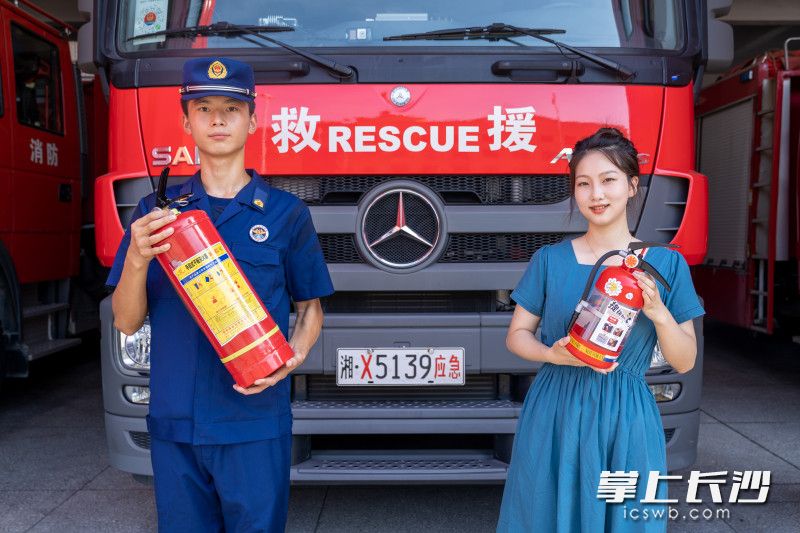 长沙晚报记者来到岳麓区石岭塘消防救援站,向消防员学习灭火器使用方法。长沙晚报全媒体记者 周数邑 摄 长沙晚报记者来到岳麓区石岭塘消防救援站,向消防员学习灭火器使用方法。长沙晚报全媒体记者 周数邑 摄