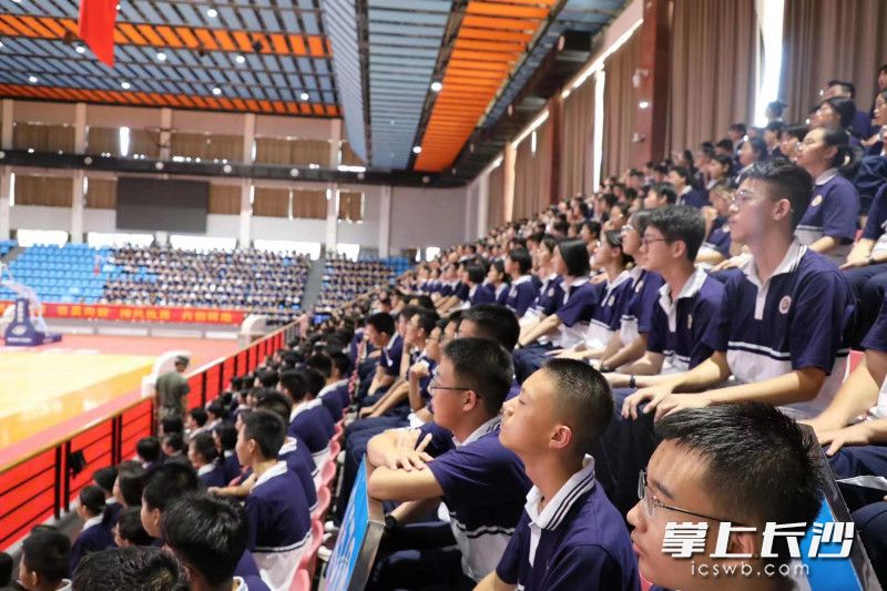 学校学生认真倾听，学习消防安全知识。