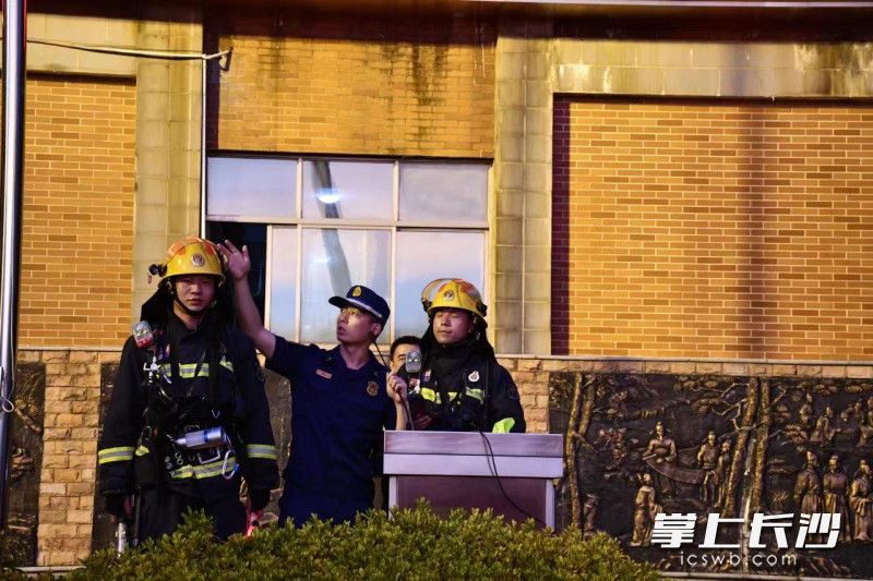 “火焰蓝”向大家介绍灭火时穿戴的装备。