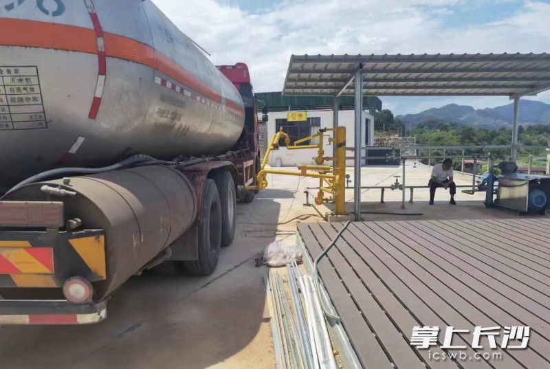 液氨转运现场。均为长沙晚报通讯员 黄憬 供图