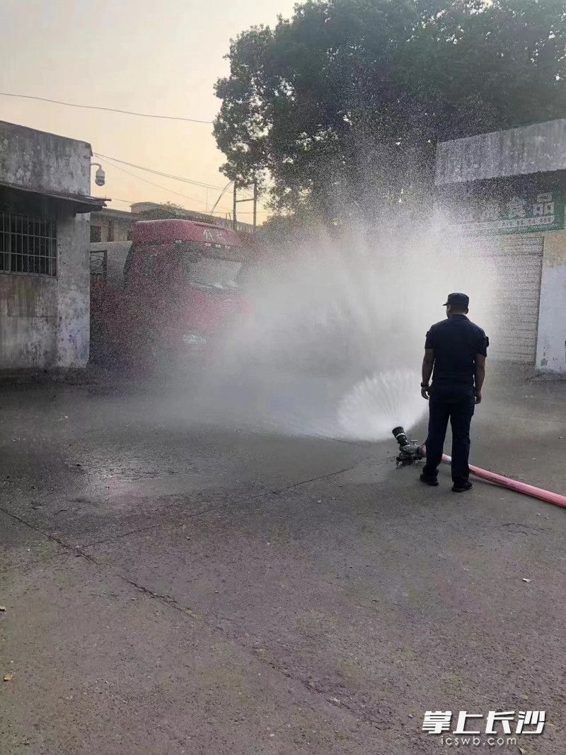 转运现场，消防救援人员严阵以待，随时应对突发状况。