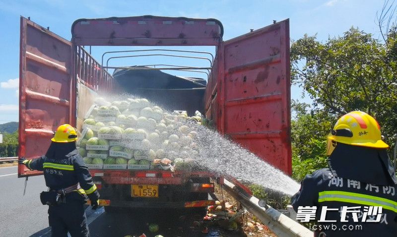 高速公路上，消防救援人员出水灭火，“抢救”西瓜。长沙晚报通讯员 李文翠 供图