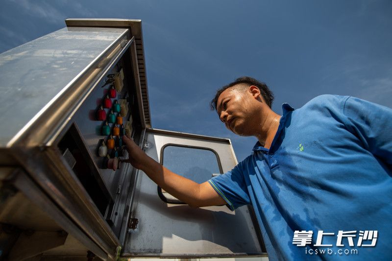 在烈日下工作人员在检查机器的运行状况。