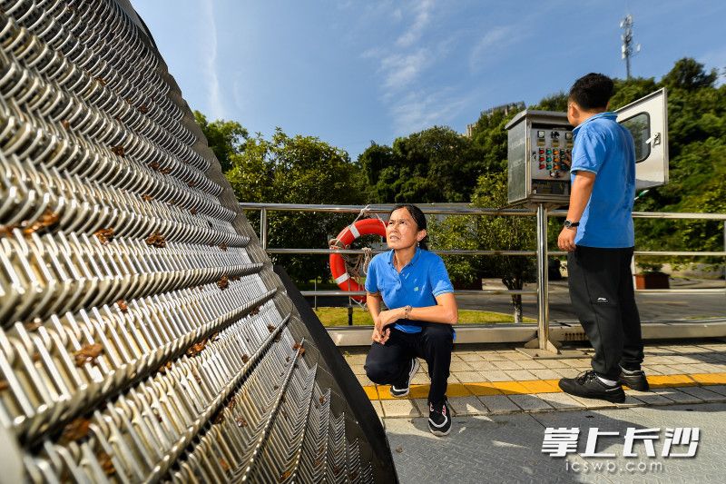 在烈日下工作人员在检查机器的运行状况。