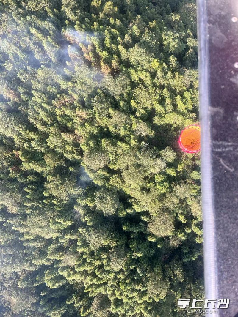 直升机吊桶灭火现场。湘江通航 供图