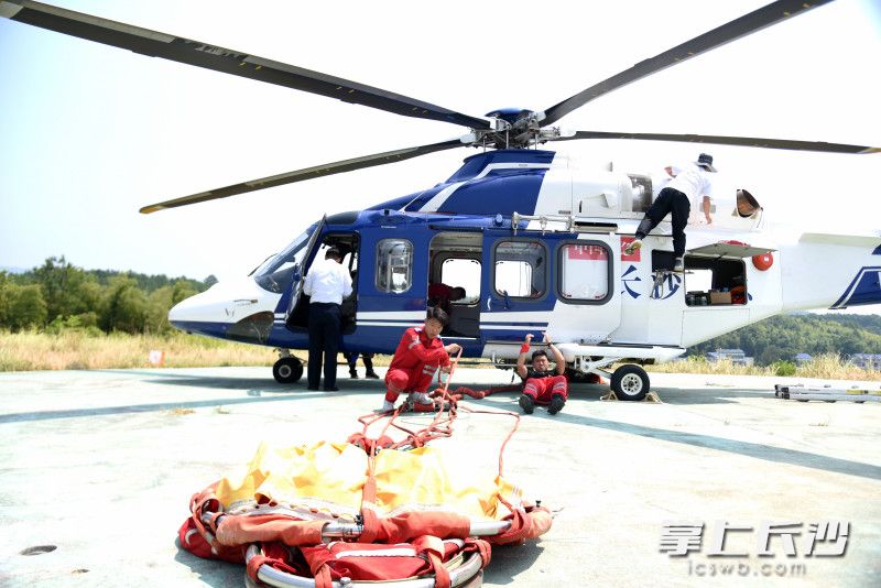 8月24日中午，长沙应急直升机开展高空巡查前，机组人员进行飞行前的检查准备工作。长沙晚报全媒体记者 刘琦 摄