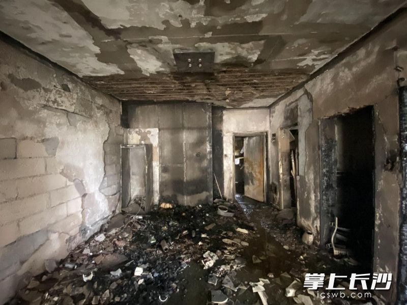 火灾发生后，黄某刚家被烧得一片狼藉。均为开福消防供图