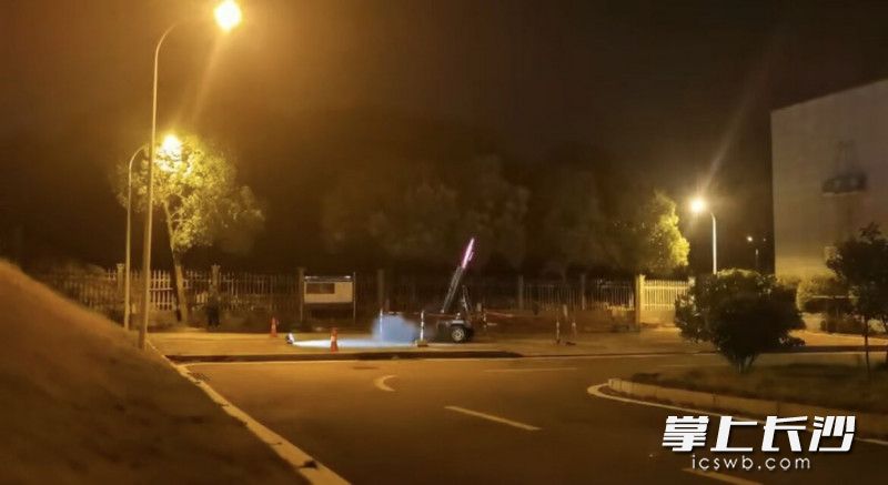 望城人工增雨队伍正在发射火箭炮。