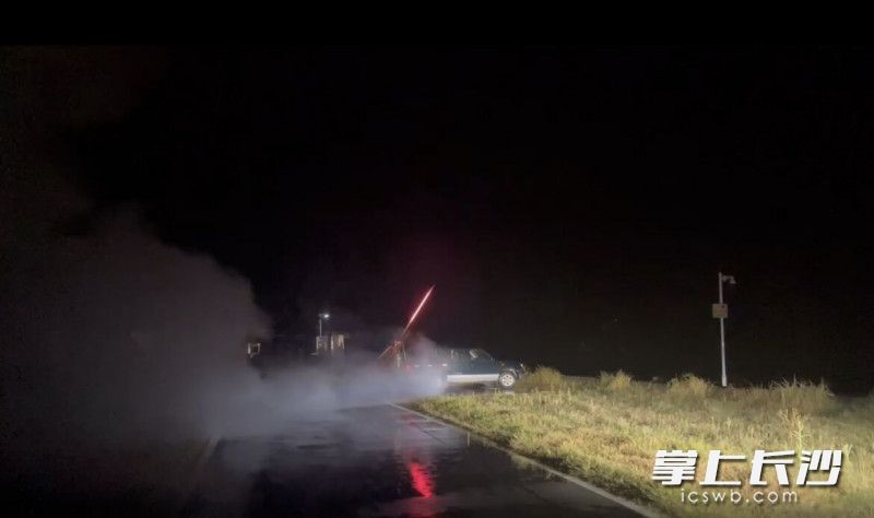 宁乡人工增雨作业队伍正在增雨。