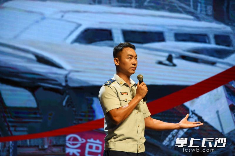 长沙市消防救援支队演讲选手孙超为大家讲述“光”的故事。