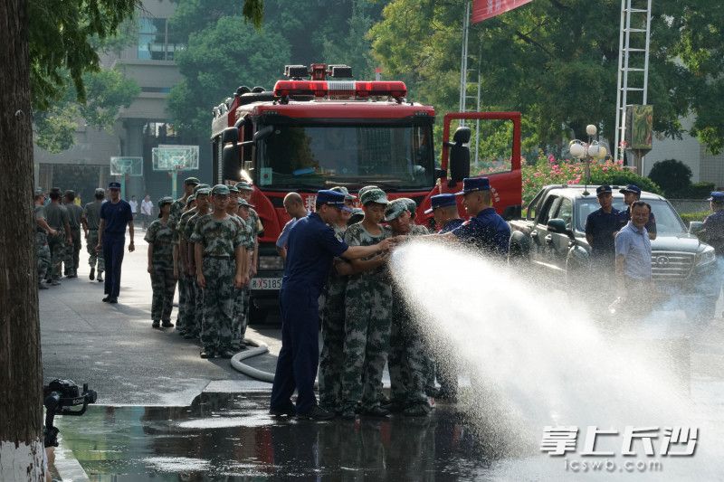 在浏阳市第一中学，消防车开进校园，令学生们感到十分新奇。长沙晚报通讯员 寻艳 供图