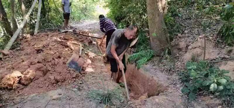 山上开挖修复沟渠。