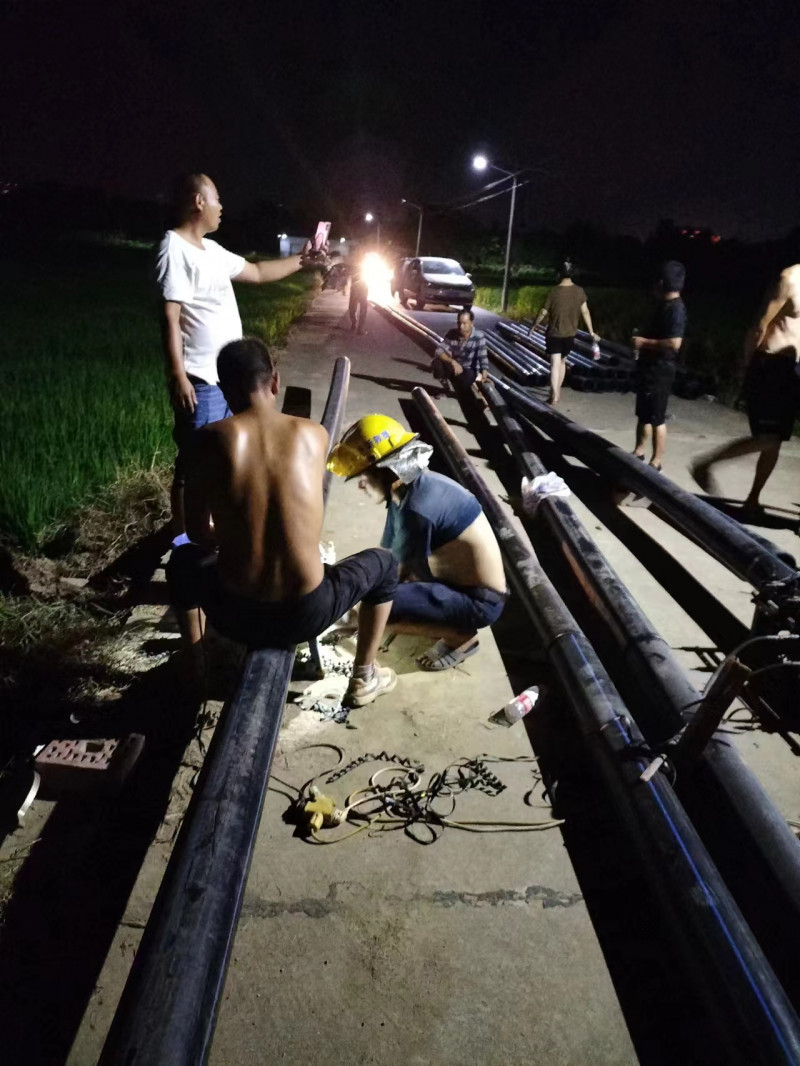 今年8月，抗旱电排扩容，当地村民义务投工投劳，连夜奋战埋设管道。受访者供图