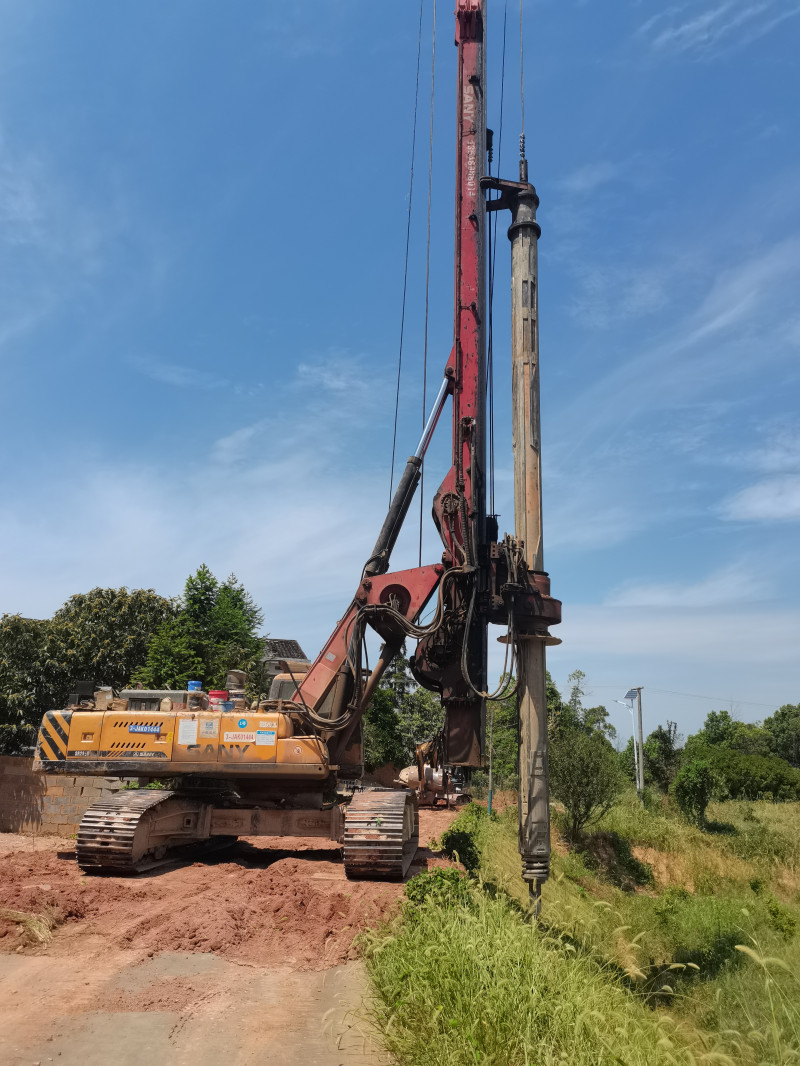 8月中旬，张家组请来专业机械打井抗旱。受访者供图