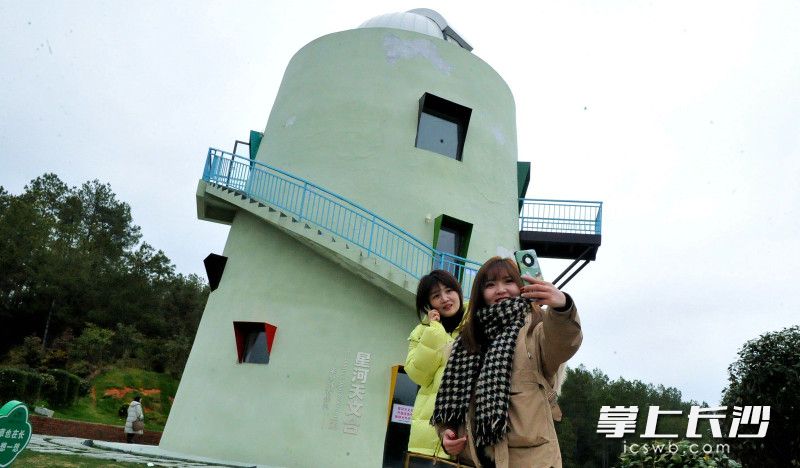 浏阳市小河乡星河天文台落成后，吸引不少群众前来参观打卡。 均为长沙晚报全媒体记者 贺文兵 摄