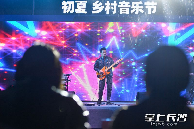 乐队歌手们正在激情演唱。 乐队歌手们正在激情演唱。