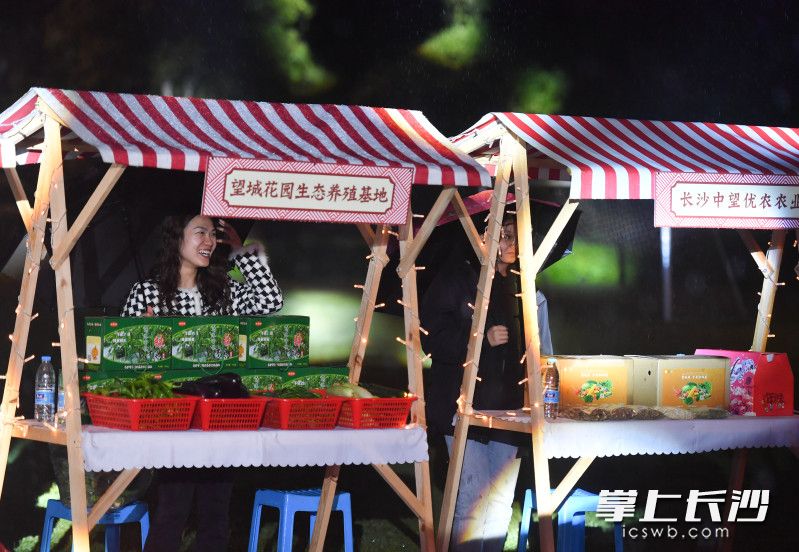 音乐会现场还有各种当地特色美食蔬菜水果。 音乐会现场还有各种当地特色美食蔬菜水果。