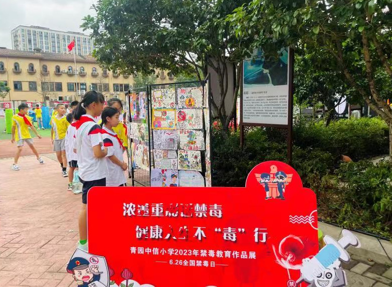 同学们在观看禁毒主题作品。均为长沙晚报通讯员 吴浪 摄