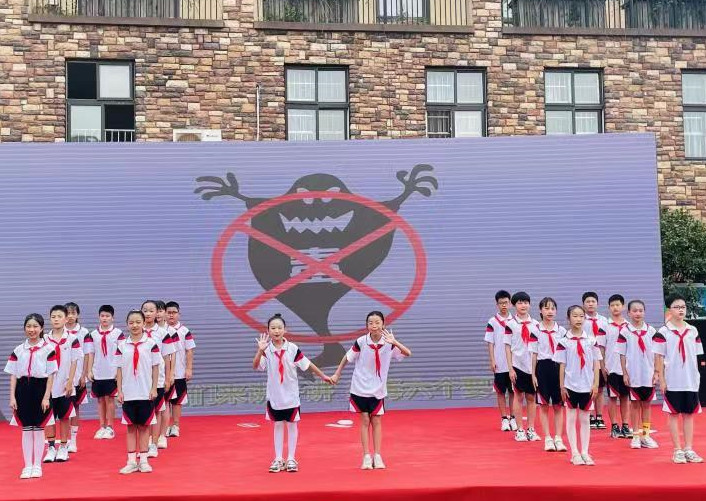 同学们表演了精彩的禁毒主题节目。