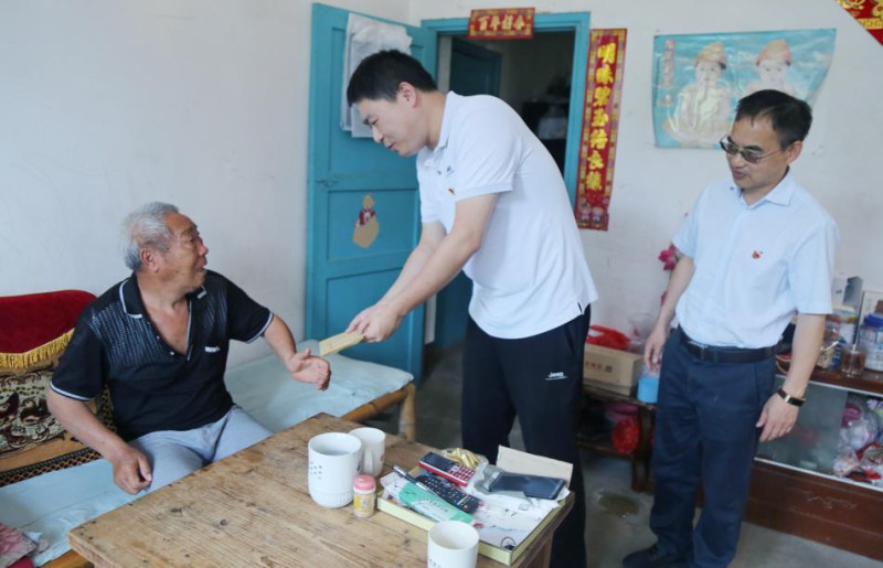 参与活动的人员正在慰问宁乡市坝塘镇繁荣村困难老党员。