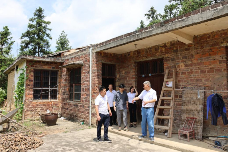 长沙市房屋交易中心一行了解困难老党员生活状况。