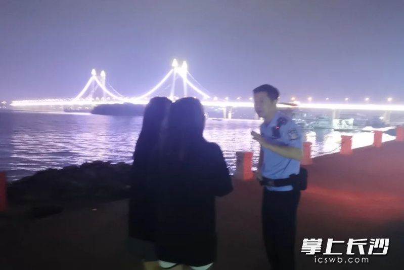 民警成功找到女孩。