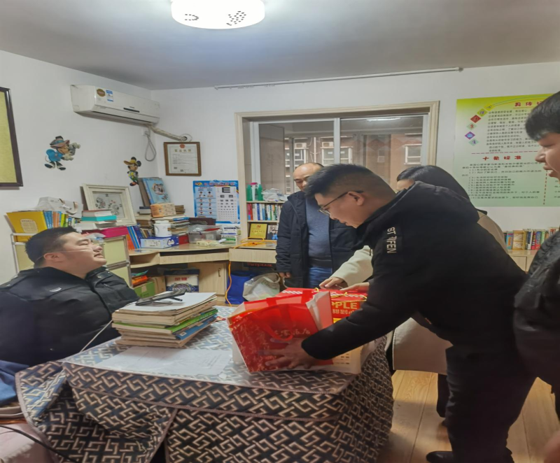 区工商联、爱心企业、街道低保站来到低保户沈博健家中看望慰问，带去慰问物资和慰问金。均为街道供图