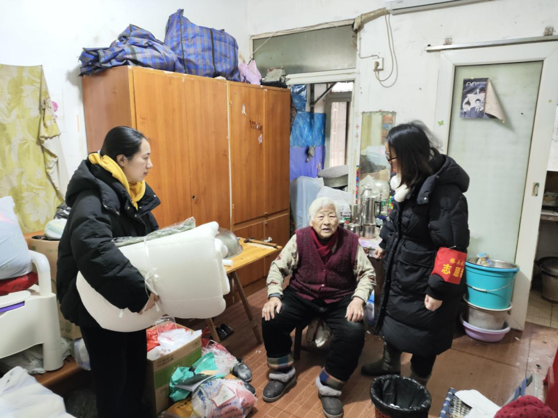 新开铺街道桥头社区组织志愿者看望独居老人。