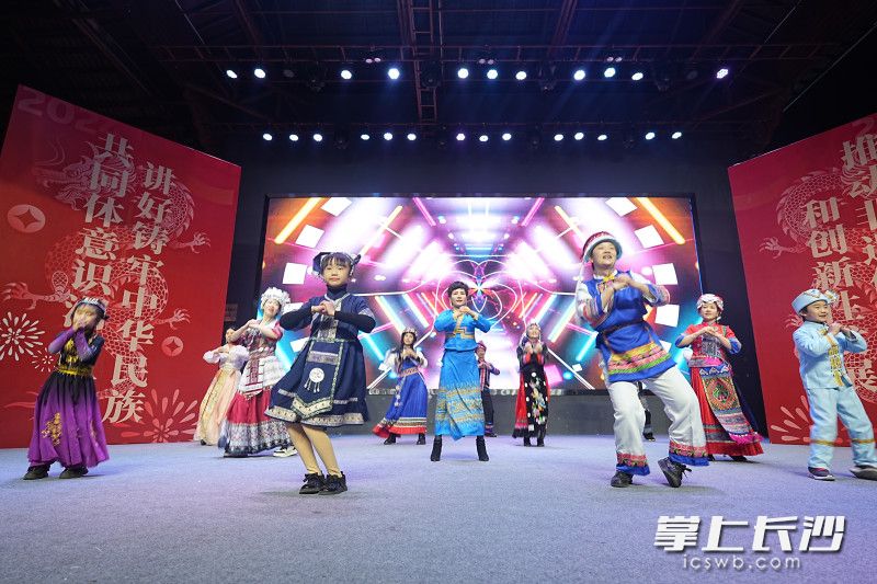 非遗版“科目三”上演。均为长沙晚报通讯员 刘琛 供图 非遗版“科目三”上演。均为长沙晚报通讯员 刘琛 供图