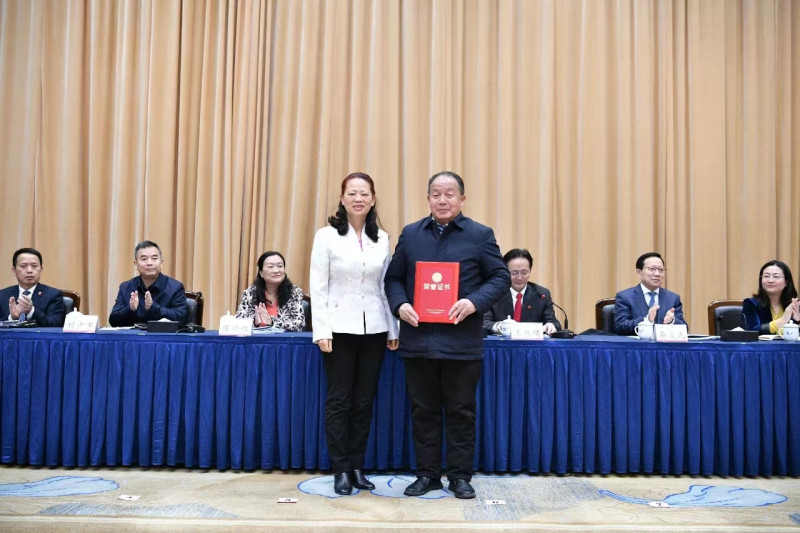 为“荣誉高级科普师”颁证。