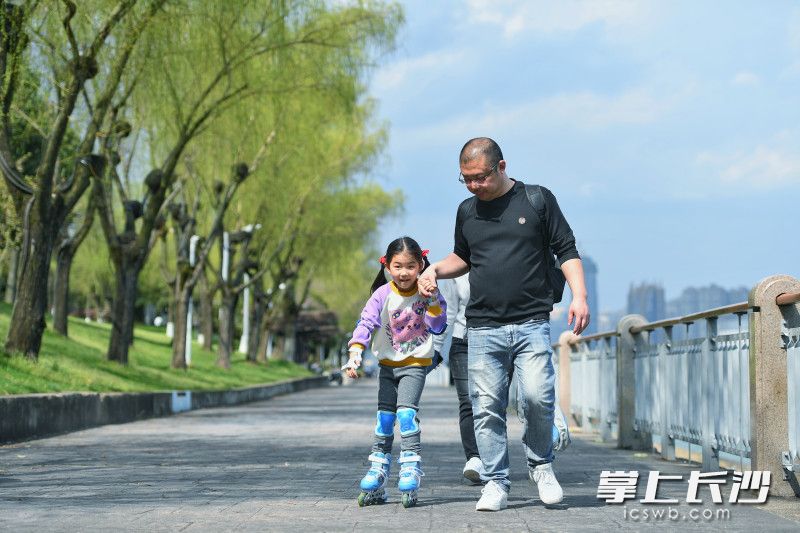 市民在橘子洲上享受美好春光。