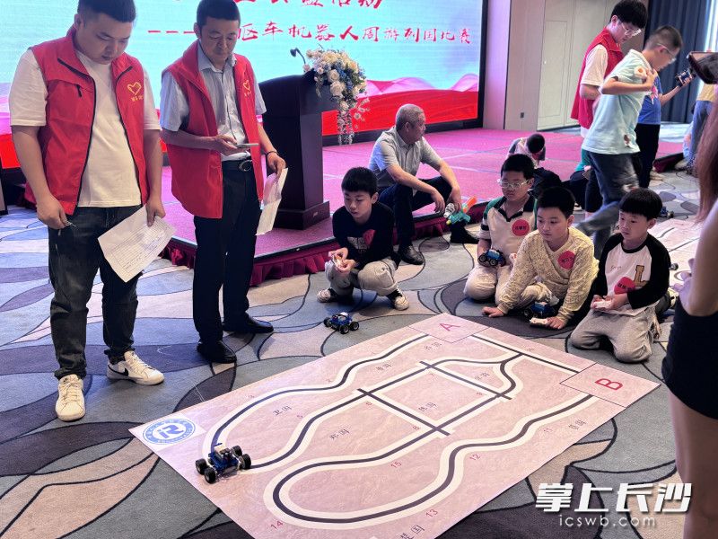 “周游列国”机器人比赛项目紧张进行。均为长沙晚报通讯员 李杨静 供图