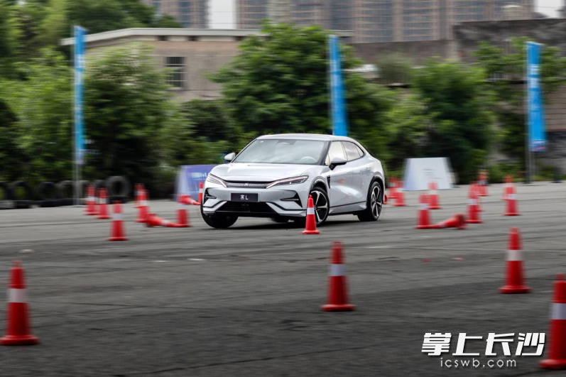 在“8”字绕弯环节，宋l的底盘表现出了极强的韧性。