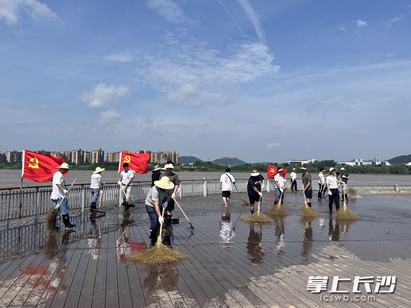 党员带头，全体干部职工齐心协力清淤。