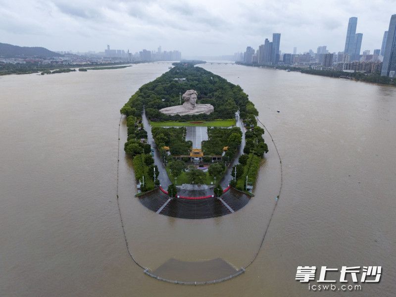 通过无人机航拍可见，橘子洲并未被大面积淹没，仅洲头亲水平台小部分被淹。  除网络截图外均为长沙晚报全媒体记者郭雨滴摄