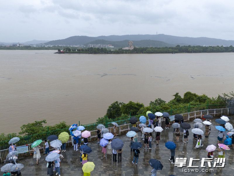 市民游客冒雨在红辣椒广场远眺橘子洲。