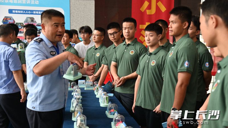 民警面对面向同学们详细讲述药物滥用的危害，科普“药”与“毒”的区别。