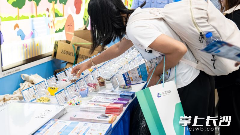 市民在活动现场了解毒品知识。  均为长沙晚报全媒体记者颜家文摄