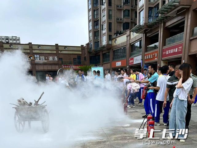 社区居民现场学习消防知识。