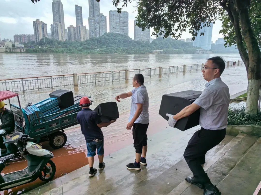 景区工作人员做好物资转移准备。 景区供图