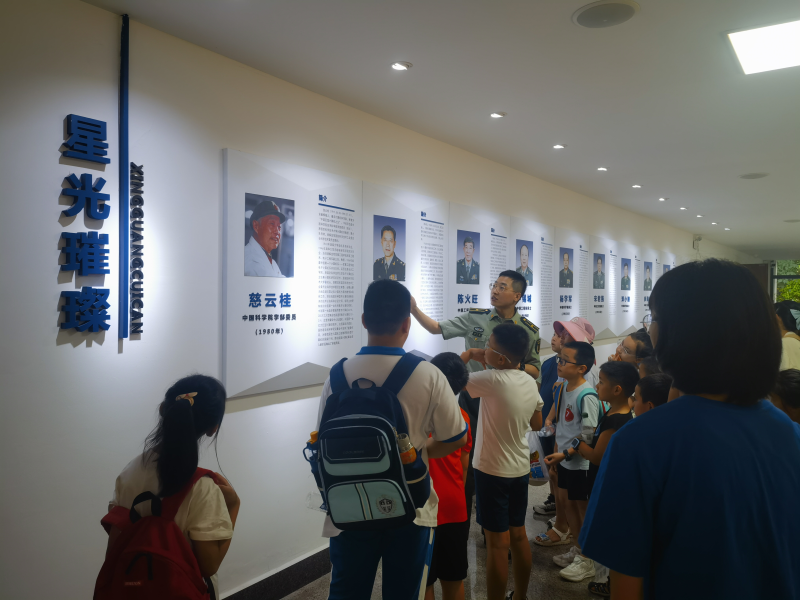 研学活动现场，孩子们聆听讲解员讲述校史文化。通讯员供图