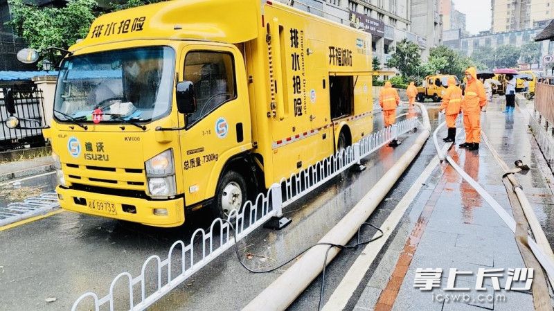 开福区市政工作人员及时动用大型设备排渍。长沙晚报通讯员 吴荆州 供图