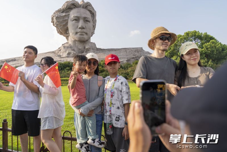 青年毛泽东像前坪吸引了大量游客拍照打卡。  均为长沙晚报全媒体记者邹麟、周数邑摄