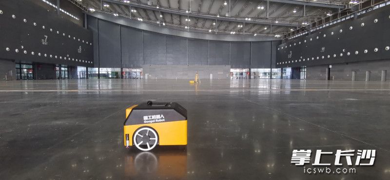 湖南固工机器人有限公司研制的放线机器人正在作业中。