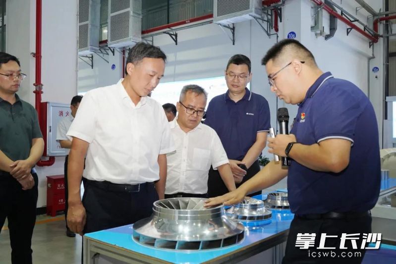 宁乡市委副书记、市长黄滔赴珠海格力电器、泉州特步集团考察招商，与企业就深化产业合作进行交流。 均为受访方供图