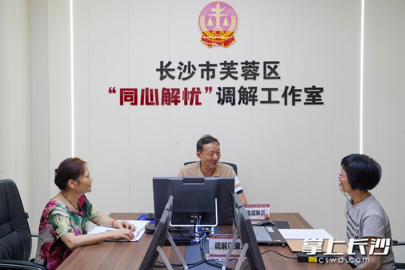 肖宏对一桩涉企纠纷进行调解。 长沙晚报全媒体记者 邓迪 摄