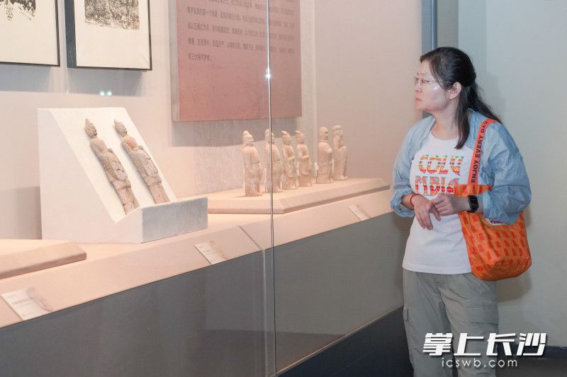 观众正在欣赏《承汉启唐——北朝书法与雕塑艺术展》雕塑作品。