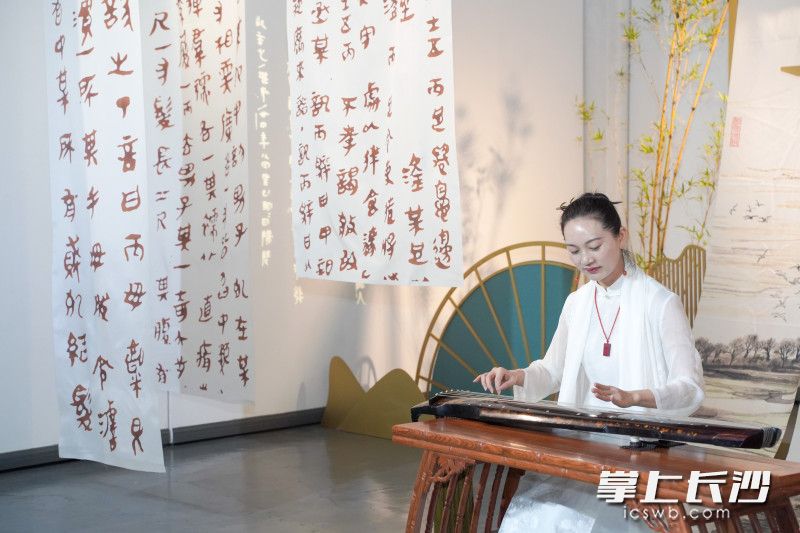 现场还有古琴表演。