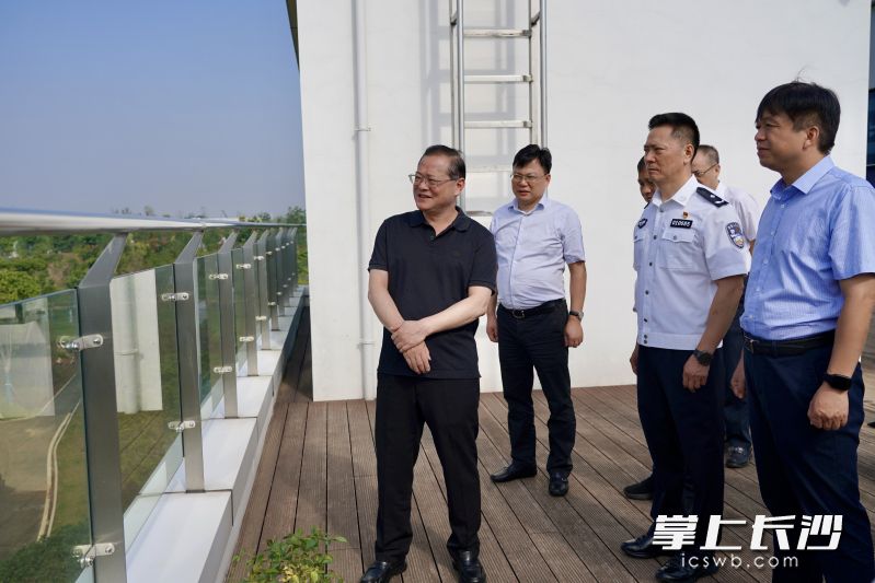 张敏在大泽湖近自然湿地公园督查巡林及检查建筑工地安全生产工作。均为长沙晚报通讯员 袁帅 摄